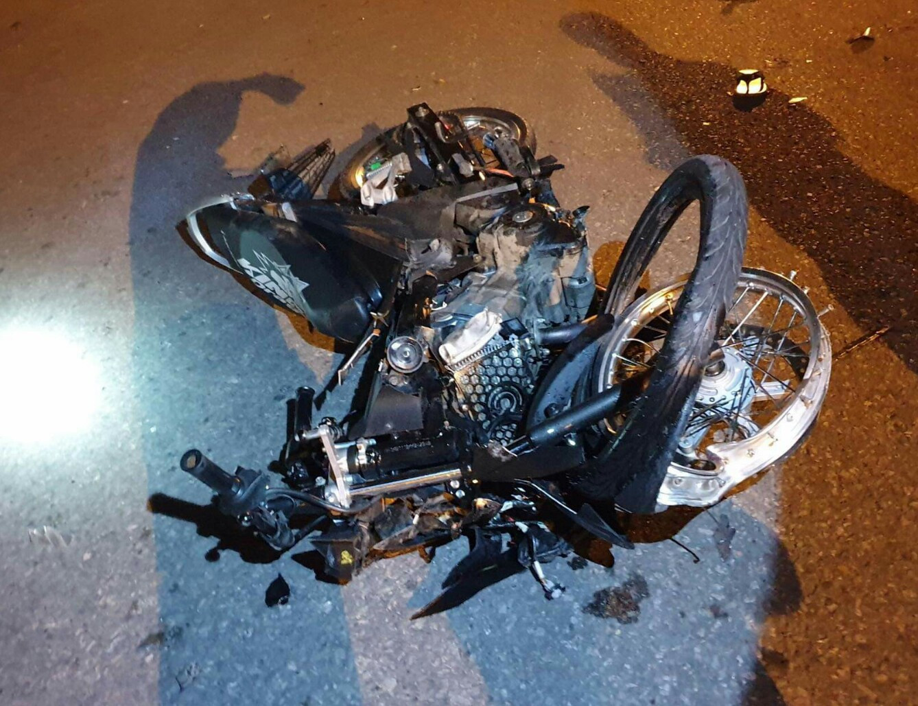 Tông xe trực diện tốc độ cao, hai người chết tại chỗ trước cổng KCN ảnh 3