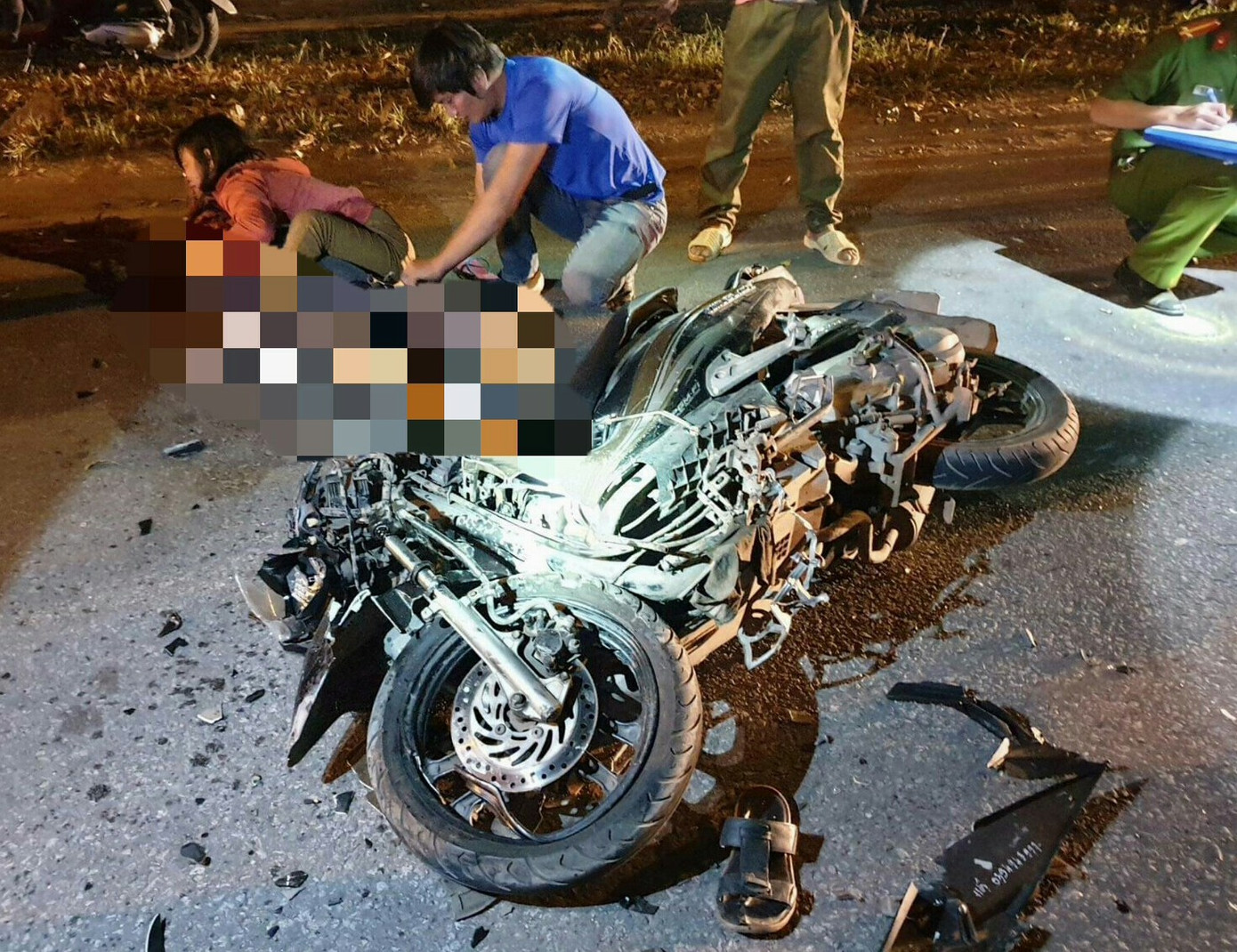 Tông xe trực diện tốc độ cao, hai người chết tại chỗ trước cổng KCN ảnh 2