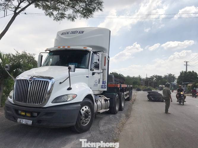 8 cuộn sắt lao từ container xuống đường đè bẹp xe máy đang lưu thông ảnh 1