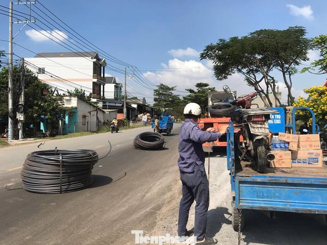 8 cuộn sắt lao từ container xuống đường đè bẹp xe máy đang lưu thông ảnh 3