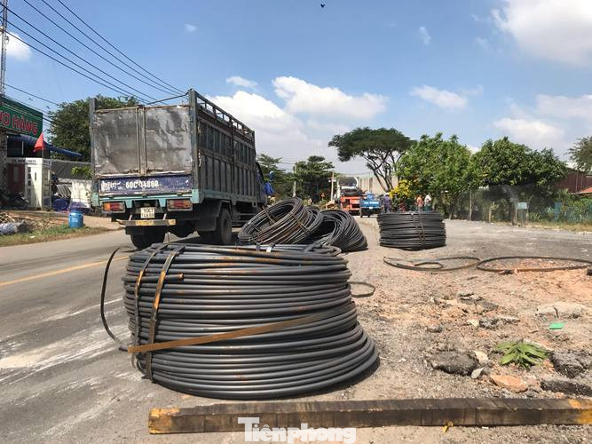 8 cuộn sắt lao từ container xuống đường đè bẹp xe máy đang lưu thông ảnh 2