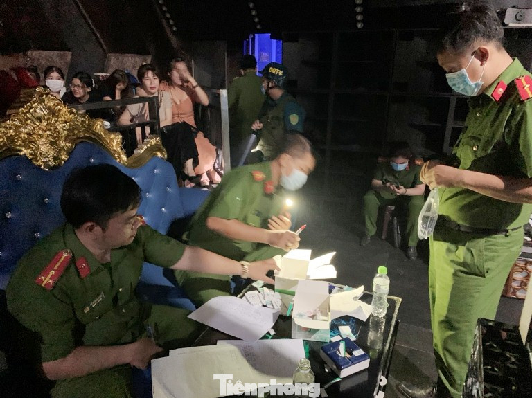 Đột kích quán bar ở Bình Dương, phát hiện hàng chục nam nữ phê ma túy ảnh 1