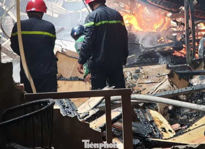 Công nhân bật khóc, ôm đồ tháo chạy khi lửa bao trùm 2 công ty ảnh 3