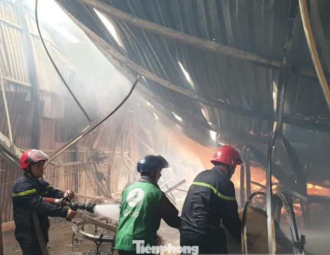 Công nhân bật khóc, ôm đồ tháo chạy khi lửa bao trùm 2 công ty ảnh 4