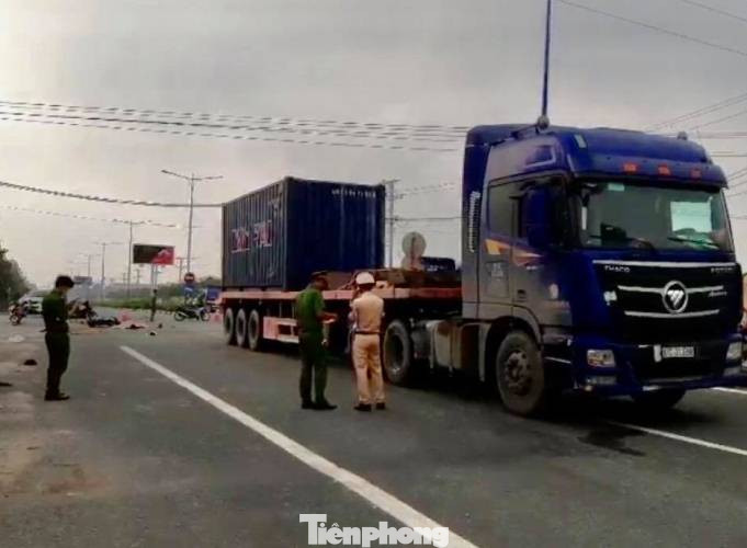 Lao vào xe container, hai thanh niên tử vong tại chỗ ảnh 2