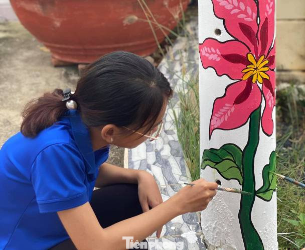Cột điện 'nở hoa' nhờ bàn tay khéo léo của đoàn viên ảnh 3