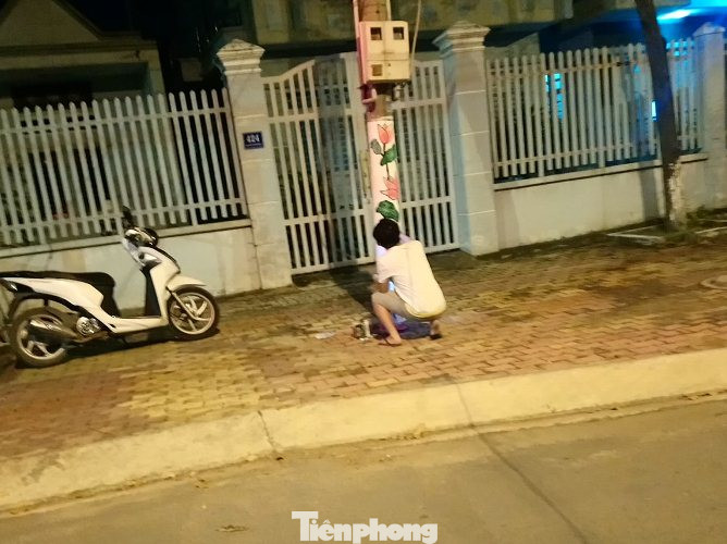 Cột điện 'nở hoa' nhờ bàn tay khéo léo của đoàn viên ảnh 1