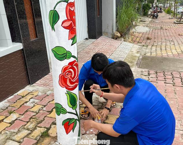 Cột điện 'nở hoa' nhờ bàn tay khéo léo của đoàn viên ảnh 4