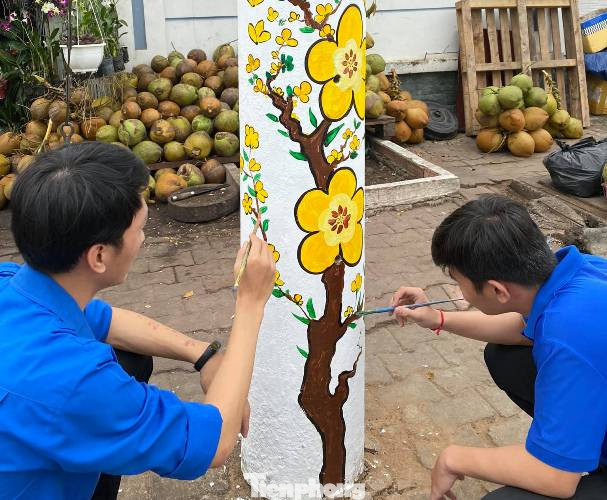 Cột điện 'nở hoa' nhờ bàn tay khéo léo của đoàn viên ảnh 2