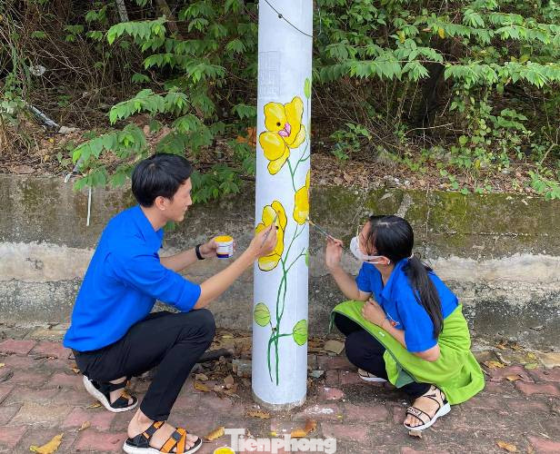 Cột điện 'nở hoa' nhờ bàn tay khéo léo của đoàn viên ảnh 5