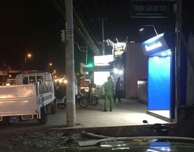 Rút tiền bị nuốt thẻ, người đàn ông đập phá trụ ATM ở Bình Dương ảnh 2