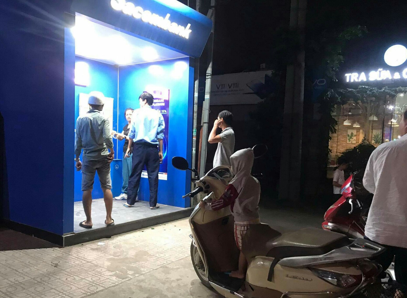 Rút tiền bị nuốt thẻ, người đàn ông đập phá trụ ATM ở Bình Dương ảnh 1