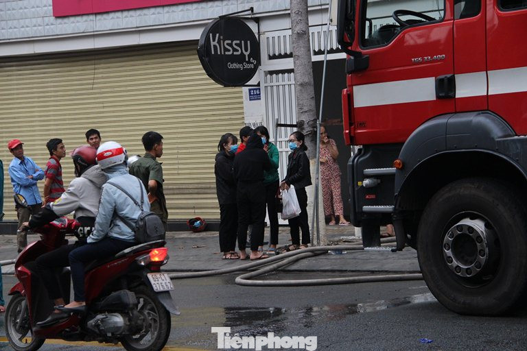 Lửa thiêu rụi shop thời trang quy mô lớn ở Bình Dương ảnh 2