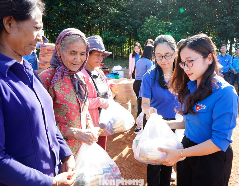 Trao học bổng ‘tiếp sức đến trường’ cho học sinh vùng biên giới ảnh 2