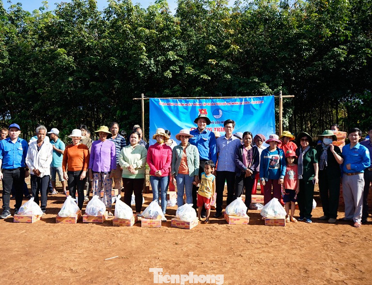 Trao học bổng ‘tiếp sức đến trường’ cho học sinh vùng biên giới ảnh 3