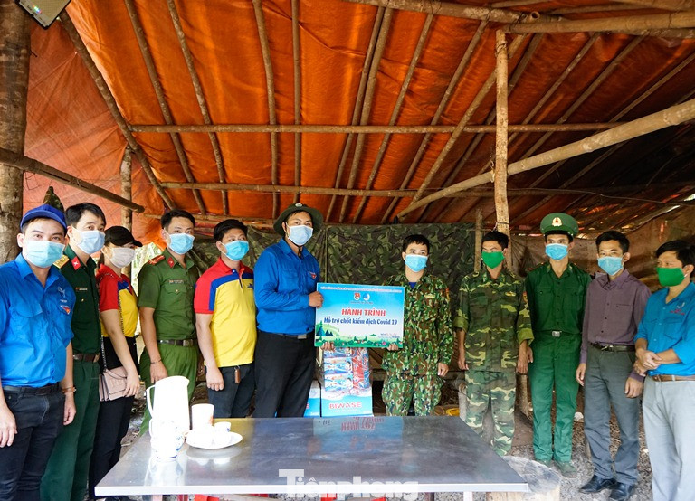 Trao học bổng ‘tiếp sức đến trường’ cho học sinh vùng biên giới ảnh 8