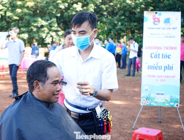 Trao học bổng ‘tiếp sức đến trường’ cho học sinh vùng biên giới ảnh 4