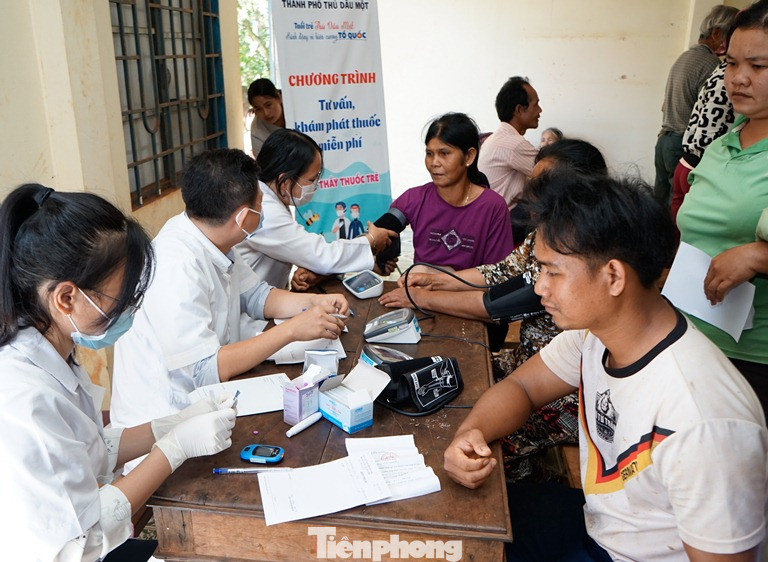 Trao học bổng ‘tiếp sức đến trường’ cho học sinh vùng biên giới ảnh 5