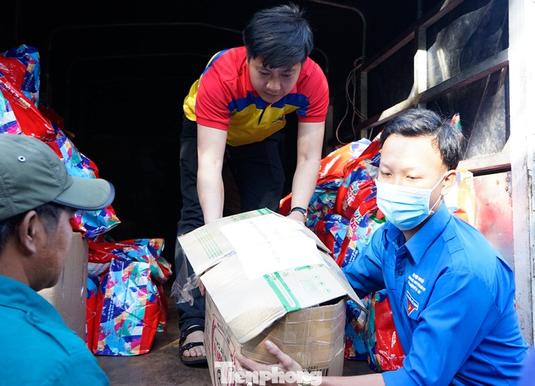 Trao học bổng ‘tiếp sức đến trường’ cho học sinh vùng biên giới ảnh 1