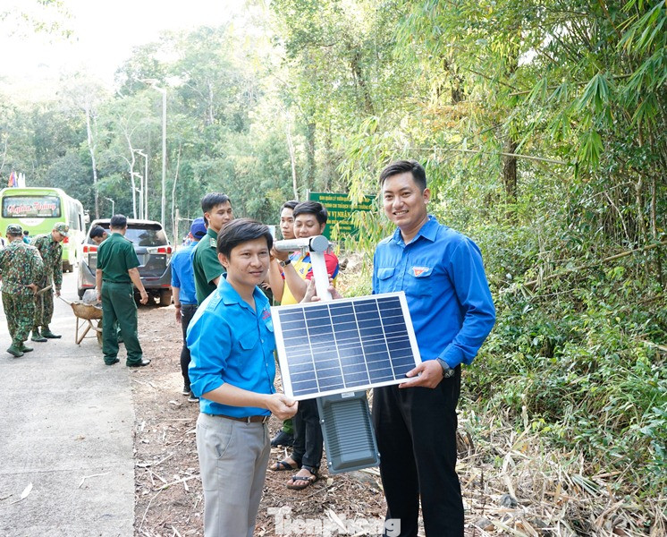 Trao học bổng ‘tiếp sức đến trường’ cho học sinh vùng biên giới ảnh 9