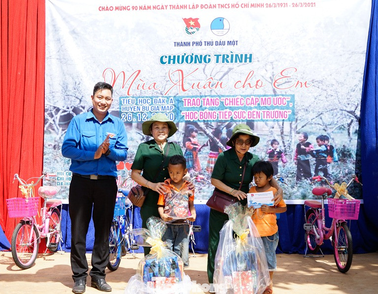 Trao học bổng ‘tiếp sức đến trường’ cho học sinh vùng biên giới ảnh 6