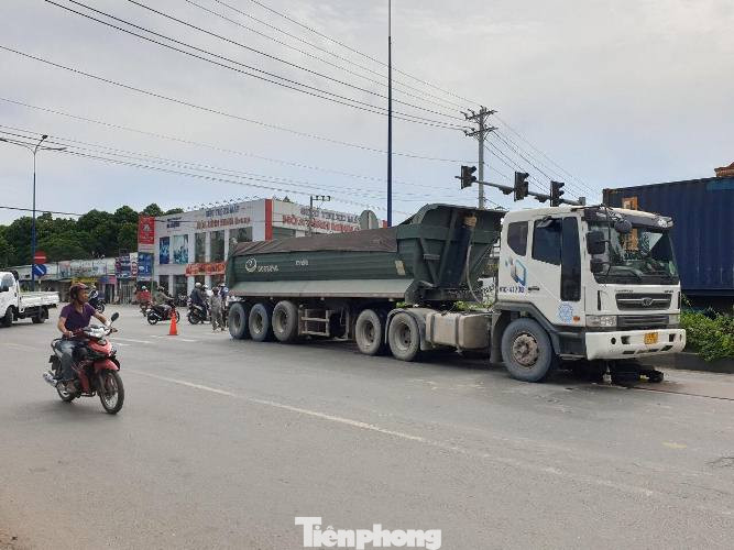 Xe tải 'nuốt chửng' xe máy ở Bình Dương, hai người thương vong ảnh 2