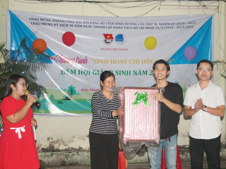 Người dân TPHCM vui chơi đón Giáng sinh trong tiết trời se lạnh ảnh 10