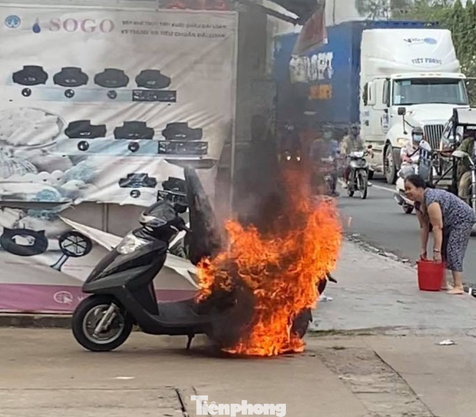 Xe Atila bất ngờ bốc cháy dữ dội, lái xe tháo chạy khi nghe hô hoán ảnh 1