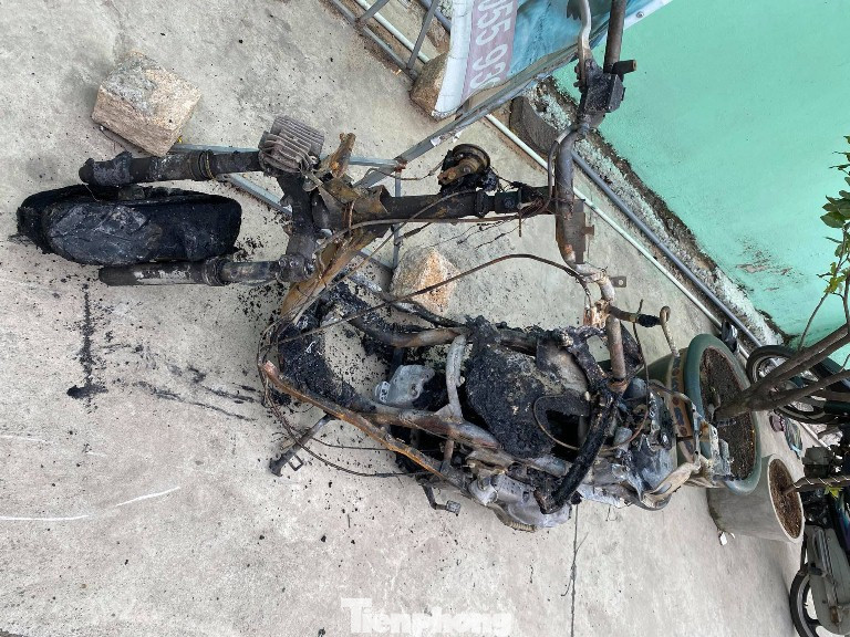 Xe Atila bất ngờ bốc cháy dữ dội, lái xe tháo chạy khi nghe hô hoán ảnh 3