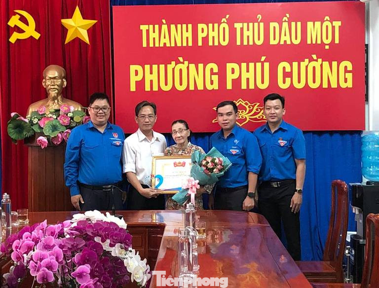 Cụ bà dạy học cho trẻ mồ côi ở Bình Dương được Trung ương Đoàn khen thưởng ảnh 1