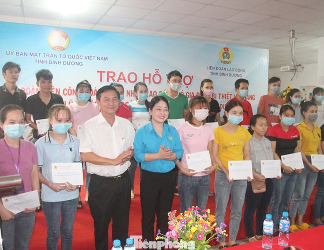 Bình Dương trao hỗ trợ cho công nhân vùng lũ có hoàn cảnh khó khăn ảnh 3