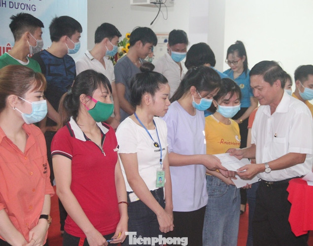 Bình Dương trao hỗ trợ cho công nhân vùng lũ có hoàn cảnh khó khăn ảnh 1