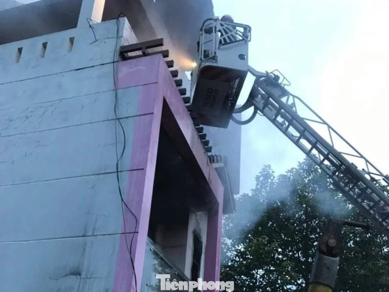 Lửa thiêu rụi shop thời trang quy mô lớn ở Bình Dương ảnh 3