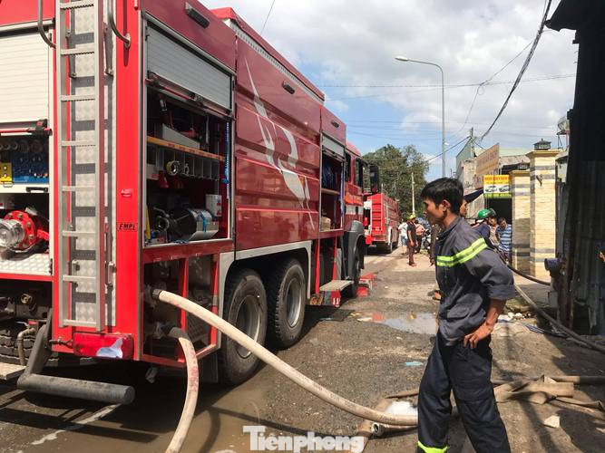 Khói lửa nhấn chìm 2 nhà xưởng ở Bình Dương ảnh 1