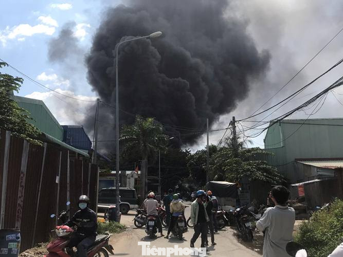 Khói lửa nhấn chìm 2 nhà xưởng ở Bình Dương ảnh 2