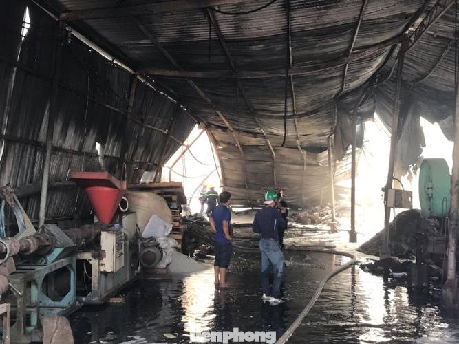 Khói lửa nhấn chìm 2 nhà xưởng ở Bình Dương ảnh 4