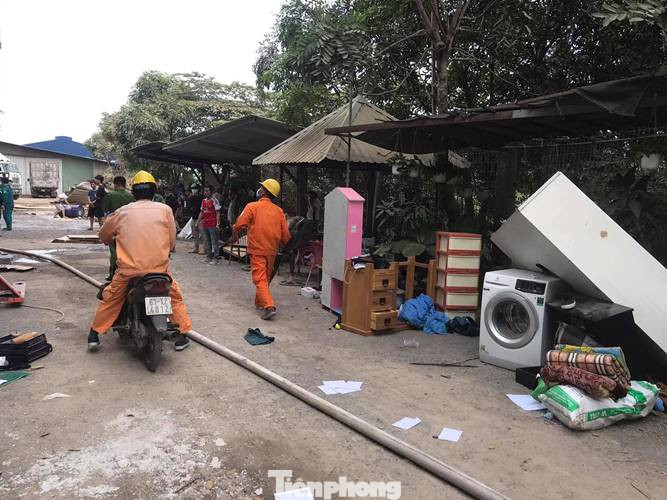 Công nhân bật khóc, ôm đồ tháo chạy khi lửa bao trùm 2 công ty ảnh 6