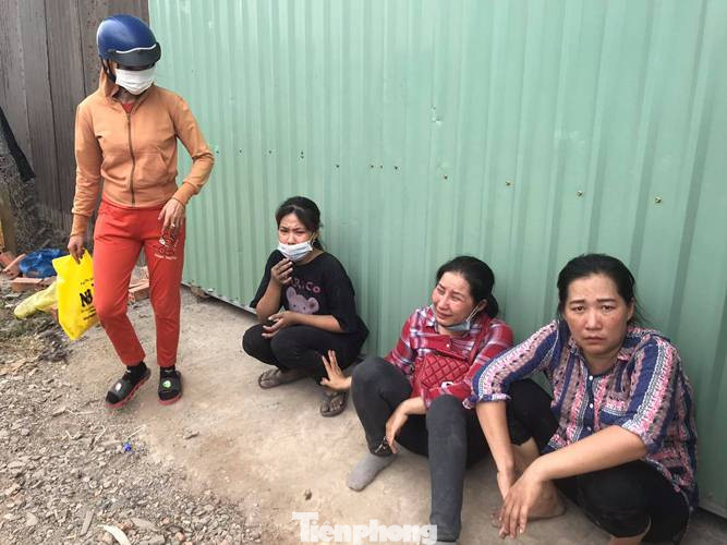 Công nhân bật khóc, ôm đồ tháo chạy khi lửa bao trùm 2 công ty ảnh 2