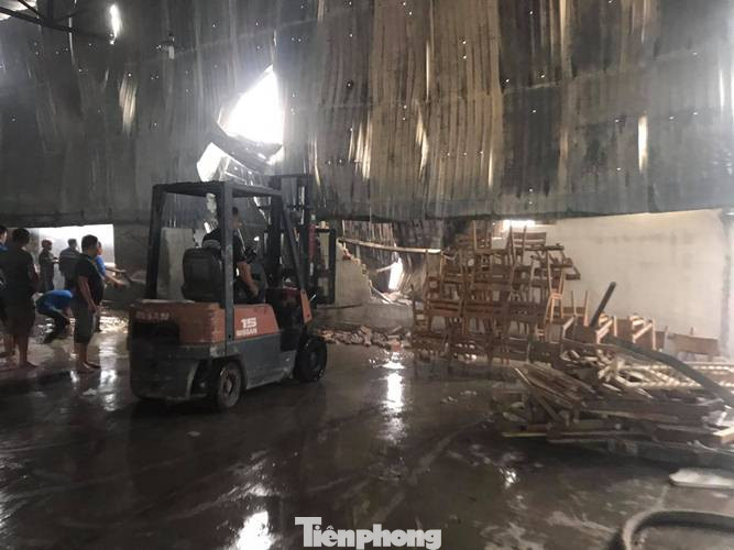 Công nhân bật khóc, ôm đồ tháo chạy khi lửa bao trùm 2 công ty ảnh 5