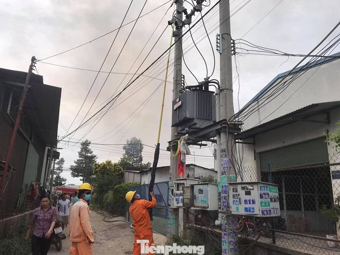 Công nhân bật khóc, ôm đồ tháo chạy khi lửa bao trùm 2 công ty ảnh 7