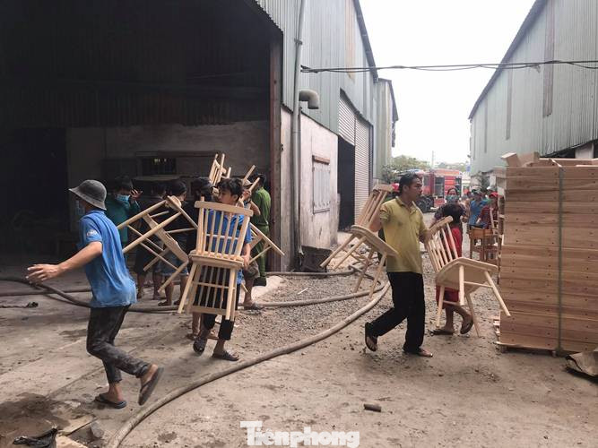Công nhân bật khóc, ôm đồ tháo chạy khi lửa bao trùm 2 công ty ảnh 1