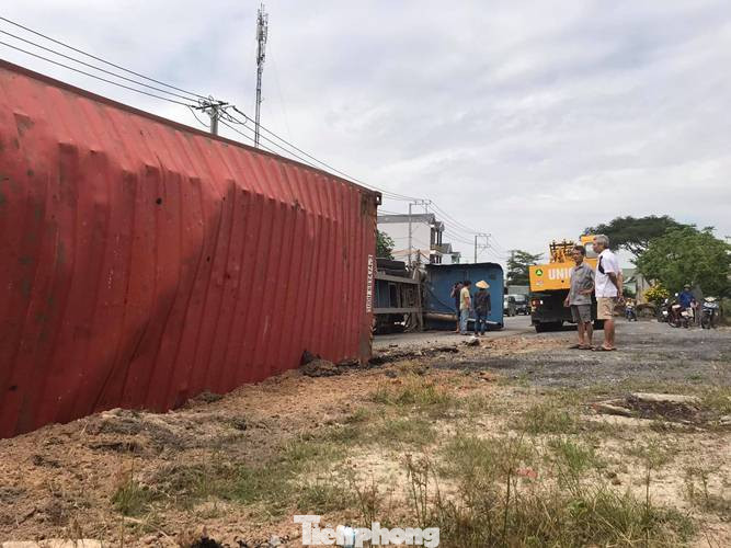 Container chở hàng chục tấn hàng ‘nằm lăn’ giữa đường khi đang lưu thông ảnh 3