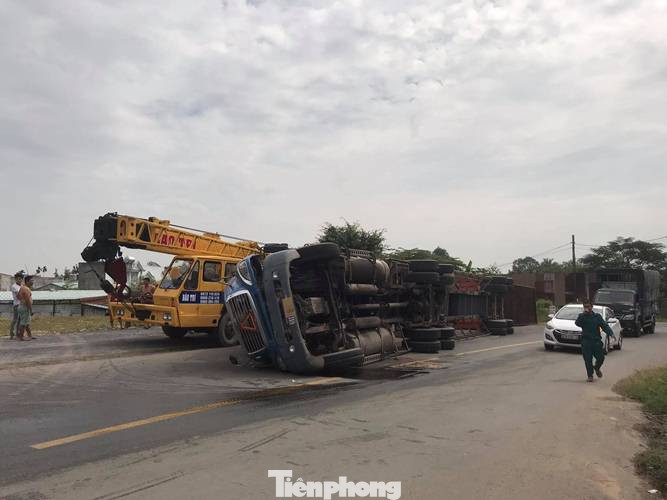 Container chở hàng chục tấn hàng ‘nằm lăn’ giữa đường khi đang lưu thông ảnh 2