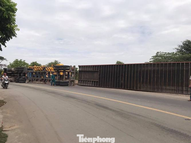 Container chở hàng chục tấn hàng ‘nằm lăn’ giữa đường khi đang lưu thông ảnh 1