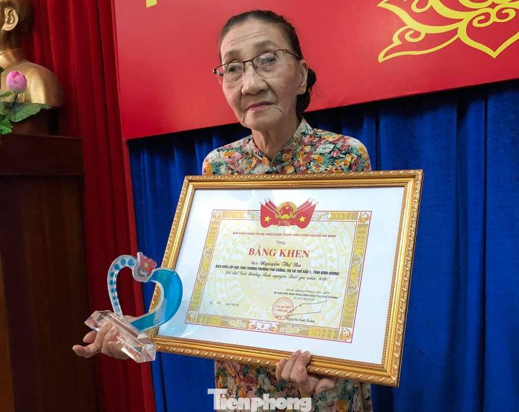 Cụ bà dạy học cho trẻ mồ côi ở Bình Dương được Trung ương Đoàn khen thưởng ảnh 2