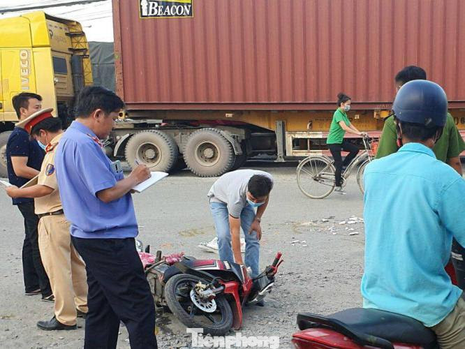 Xe container cán chết người giữa ngã tư rồi bỏ chạy ảnh 1