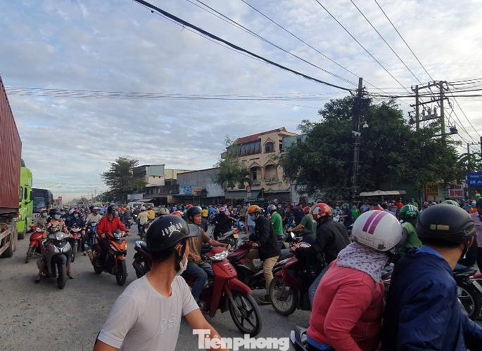 Xe container cán chết người giữa ngã tư rồi bỏ chạy ảnh 2