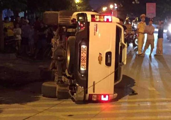 Hé lộ chủ nhân chiếc xe bán tải nghi cố ý đâm văng 2 người dừng đèn đỏ ảnh 1