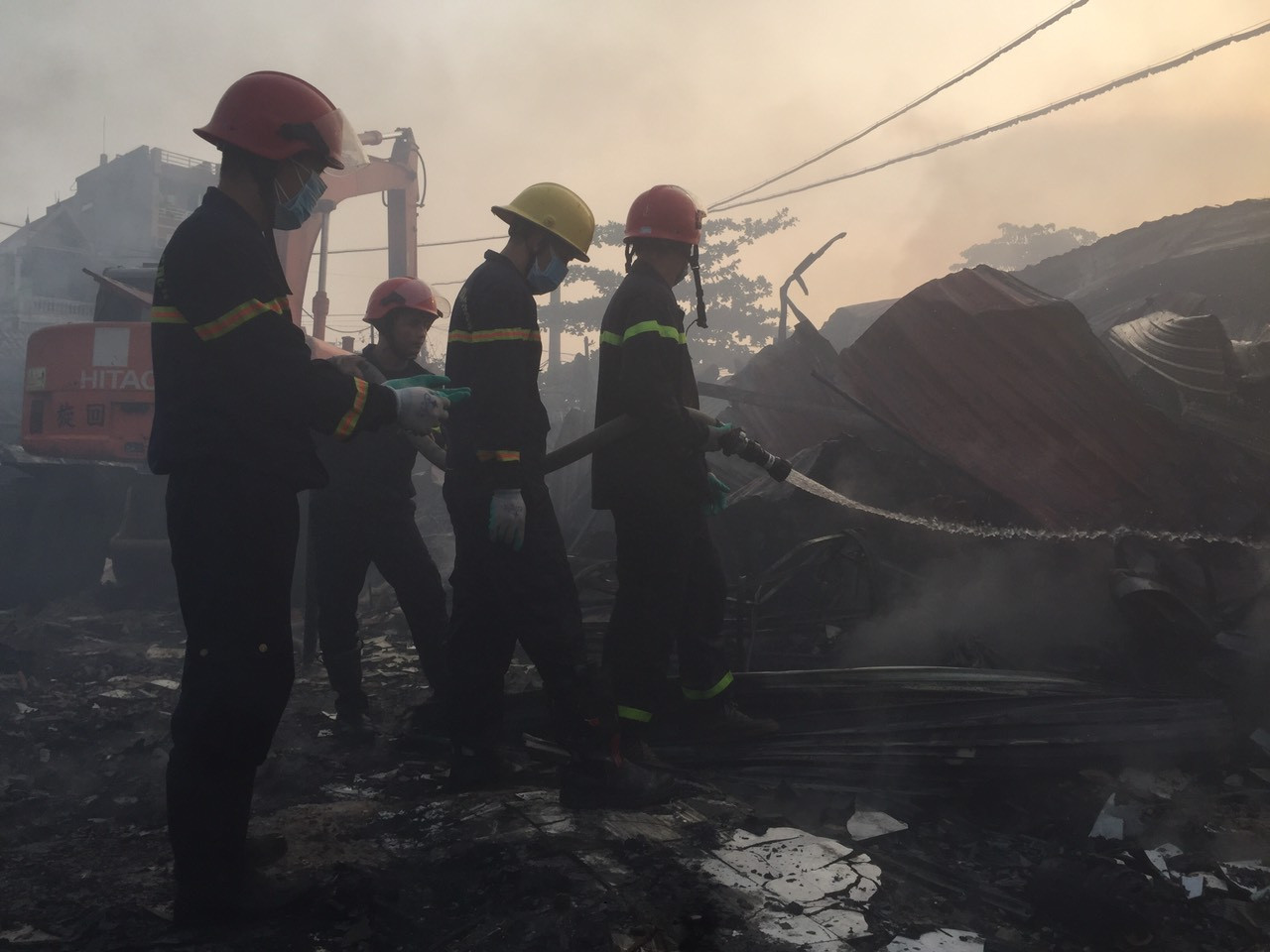 Xuất hiện clip nghi có người cố ý đốt hàng trăm gian hàng ở chợ Còng ảnh 2