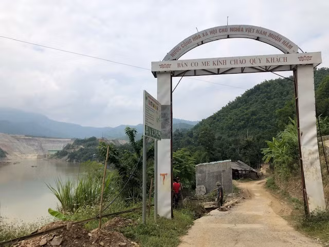 Ảm đạm những ngôi nhà trực chờ bị sông Mã 'nuốt chửng' ảnh 1